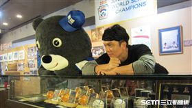 ▲中信兄弟選手周思齊與熊讚出席棒球文物展。（圖／記者蕭保祥攝影）