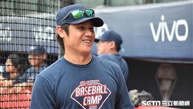 陳鏞基在NIKE訓練營指導小球員。（圖／記者王怡翔攝影)