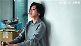 賈靜雯在新戲詮釋受害者家屬神情悲痛。（圖／公視提供）