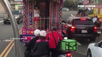 等紅燈遇短裙舞者…外送員扶車跟跳