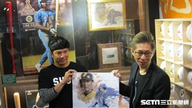 ▲中信兄弟選手周思齊（左）獲贈鍾孟舜執筆畫像。（圖／記者蕭保祥攝影）
