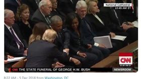 川普繞過柯林頓，柯林頓表情生硬(圖／推特)
