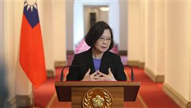 總統發表迴廊談話後回應時事（2）總統蔡英文（圖）6日於總統府進行「迴廊談話」，並就相關議題向媒體說明。府方幕僚指出，這是首次在總統府的迴廊進行談話，類似美國總統有時會在白宮東廂走廊發表談話的方式，也會簡單回答媒體的問題。中央社記者徐肇昌攝  107年12月6日