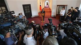 大批媒體關注總統發表迴廊談話總統蔡英文（中）6日在總統府進行「迴廊談話」，並就相關議題說明，總統府迴廊擠滿大批媒體。中央社記者徐肇昌攝  107年12月6日