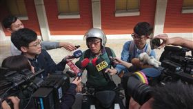 段宜康戴安全帽受訪