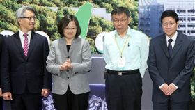 總統邀請柯文哲合影（2）總統蔡英文（左2）15日出席國家生技研究園區開幕典禮，邀請台北市長柯文哲（右2）站在身旁合影。中央社記者鄭傑文攝　107年10月15日