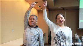 患者陳女士（右）和潘先生（左）接受神經轉位手術，揮別右臂癱軟人生。（圖／記者楊晴雯攝）