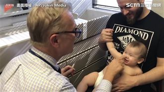 轉移注意力大法　逗得寶寶打針笑呵呵