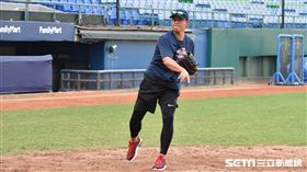 王建民指導年輕球員。（圖／記者王怡翔攝影）