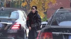 傳出補繳50億台幣稅金的范冰冰被媒體發現搭乘高貴賓士車前往工作室。（圖／翻攝自微博）