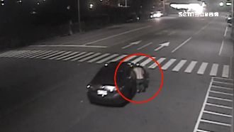 騎單車撿回收遭撞　男趴車門抓肇逃