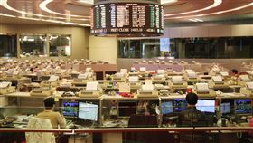 港股連漲14天  創歷來最長漲勢香港股市12日持續上漲，創造連續14個交易日收紅的最長紀錄。圖為香港交易所內部。（資料照片）中央社記者張謙香港攝  107年1月12日