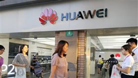華為出貨量戰勝蘋果　策略轉進較低端市場統計指出，華為手機出貨量2018年第2季躍升為市場第2，首度超越iPhone。陸媒分析，儘管1月與美國營運商AT&T的合作宣告破裂，但華為迅速調整策略，在更低端的市場拓展銷量。圖為上海靜安寺附近的華為體驗店。中央社記者陳家倫上海攝　107年8月1日