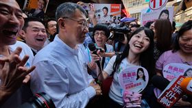 高嘉瑜問柯文哲市議員最支持誰無黨籍台北市長候選人柯文哲（中左）15日到內湖737傳統市場拜票，巧遇民進黨市議員候選人高嘉瑜（中右），高嘉瑜用麥克風問柯文哲誰是他最支持的市議員候選人。中央社記者王飛華攝  107年11月15日