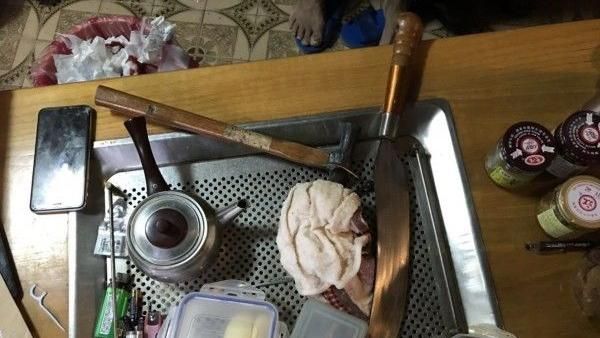 男久病持鐮刀捅胸　妻驚見夫倒血泊中