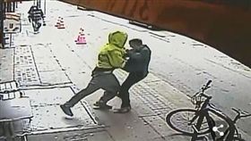 蓄意謀殺！60歲男子突遭遊民推撞　躺倒車道險遭輾斃（圖／截取自每日郵報）