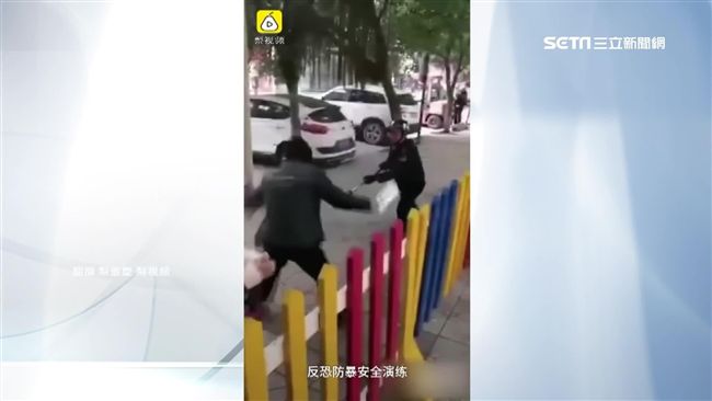 防暴演練太逼真！正義哥狠踹蒙面歹徒