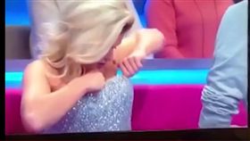 四次元百寶袋？女星錄影不帶包包　竟從「那裡」掏出手機（圖／截取自Kol Elngoom YouTube）