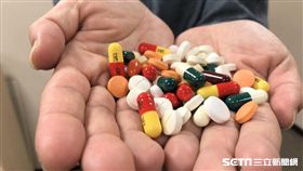 胃腸肝膽科醫師王志堂提醒，少服用不是必需的藥，且草藥、中藥或強調有療效的食補、保健食品都要遵照醫囑謹慎服用，以免傷肝。（圖／資料照）