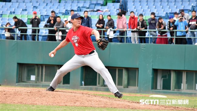 王建民主投1局用16球無失分，最快球速147公里，退場接受球迷歡呼。（圖／記者王怡翔攝影）