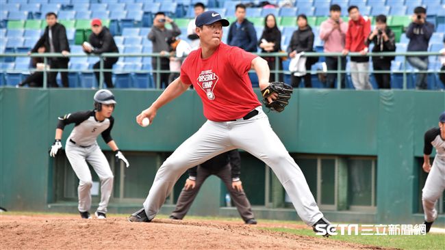 林承皓幫王建民配球　興奮接後勁伸卡