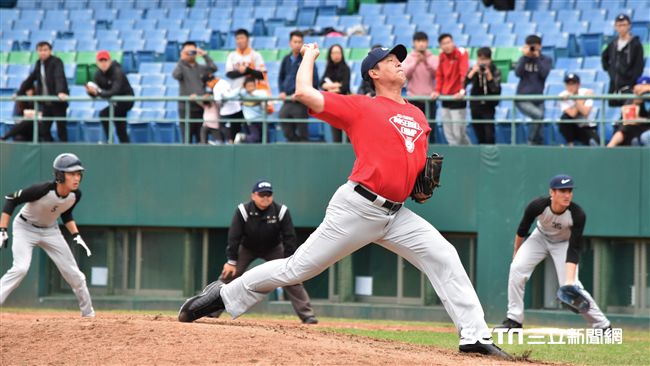 王建民主投1局用16球無失分，最快球速147公里，退場接受球迷歡呼。（圖／記者王怡翔攝影）