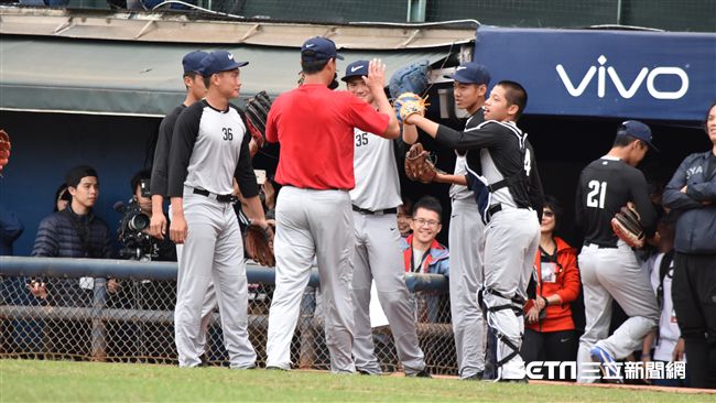 王建民主投1局用16球無失分，最快球速147公里，退場接受球迷歡呼。（圖／記者王怡翔攝影）