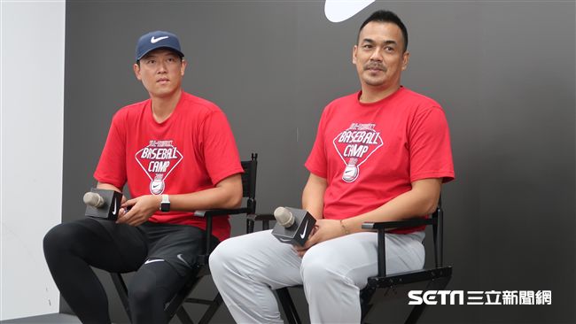 王建民與陳金鋒接受媒體訪問。（圖／記者王怡翔攝影）