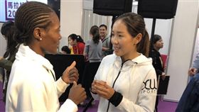 何引麗（右）與其他國家跑者互動。（圖／記者劉忠杰攝影）