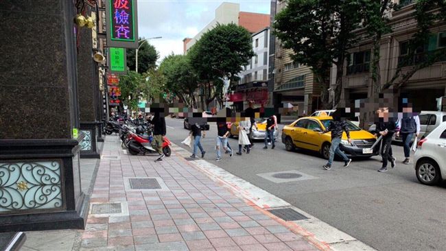 北市街頭當街鬥毆　警解釋：拍電影啦