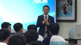 UCLA教授母校屏中演講（1）47歲的曾憲榮2013年成為美國加州大學洛杉磯分校終身正教授，7日受邀回母校屏東高中演講，他透露，當年英文聯考只考19分。中央社記者郭芷瑄攝　107年12月7日