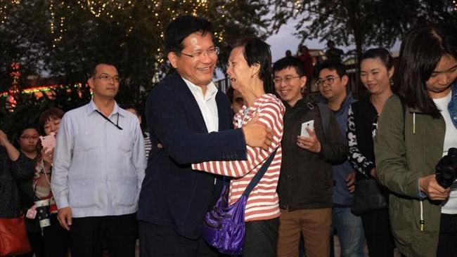 阿嬤緊抱喊捨不得　林佳龍：我還在這