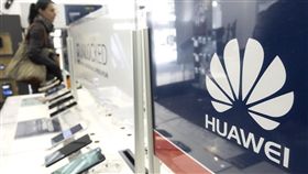 不只美澳 日本也傳棄用華為通訊設備繼美國和澳洲之後，日本基於國安因素，擬制定方針禁止中國通訊設備商華為和中興，參加本國5G設備的競標。圖為美國紐約商店的華為手機銷售攤位。（中新社提供）中央社 107年8月27日