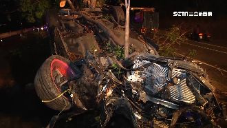 駕車撞分隔島翻車！情侶卡車內慘死