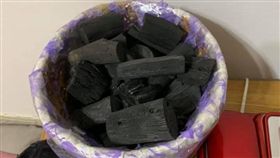 木炭,想不開,媽媽,助眠,內衣,／翻攝自爆廢公社二館