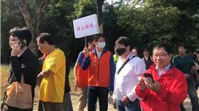 朱學恒發放雞排一早就出現排隊人潮