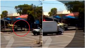 時空旅行真實上演？3年前澳洲發生一起貨車爆炸事件，由於近日召開死因庭，當時的監視器畫面意外被公開，只見影片中有名男子原先還在人行道，卻在貨車爆炸的前一刻離奇消失，讓不少網友驚呼「怎麼消失了」。（圖／翻攝自7 News）