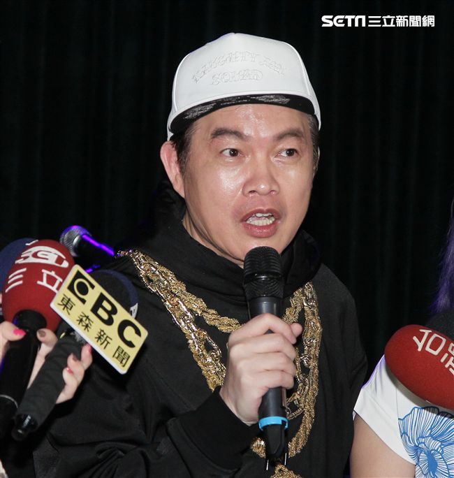 康康的喉嚨才剛好，又發現膝蓋有撕裂傷，（8）日舉辦新歌發表會。（圖／記者邱榮吉攝影）