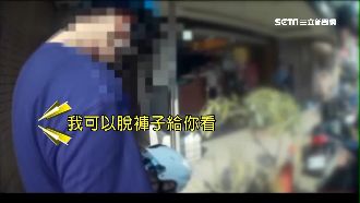 姿勢怪怪的　男毒藏腋下夾太緊露餡