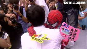 民進黨高雄市長候選人陳其邁8日舉行「感謝有你」咖啡見面會，小邁粉著蜘蛛裝上台,新聞台