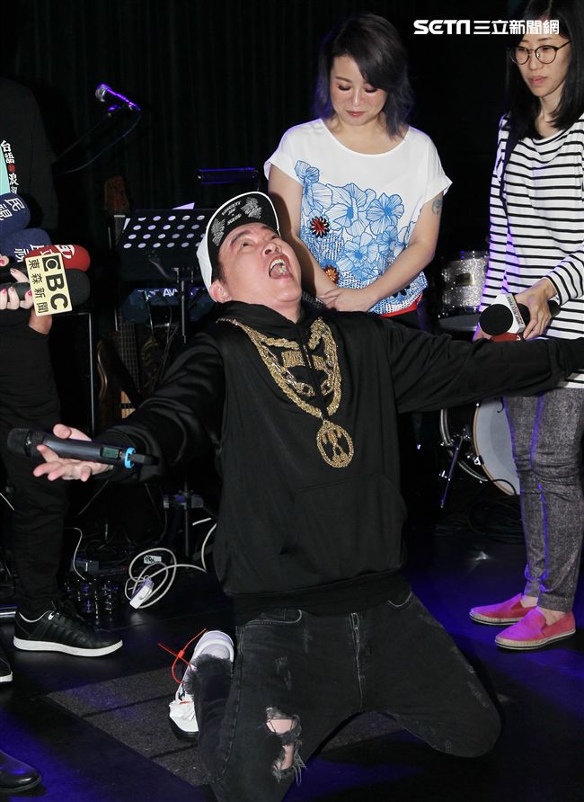 康康的喉嚨才剛好，又發現膝蓋有撕裂傷，（8）日舉辦新歌發表會。（圖／記者邱榮吉攝影）