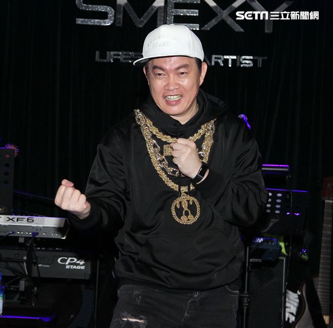 康康的喉嚨才剛好，又發現膝蓋有撕裂傷，（8）日舉辦新歌發表會。（圖／記者邱榮吉攝影）