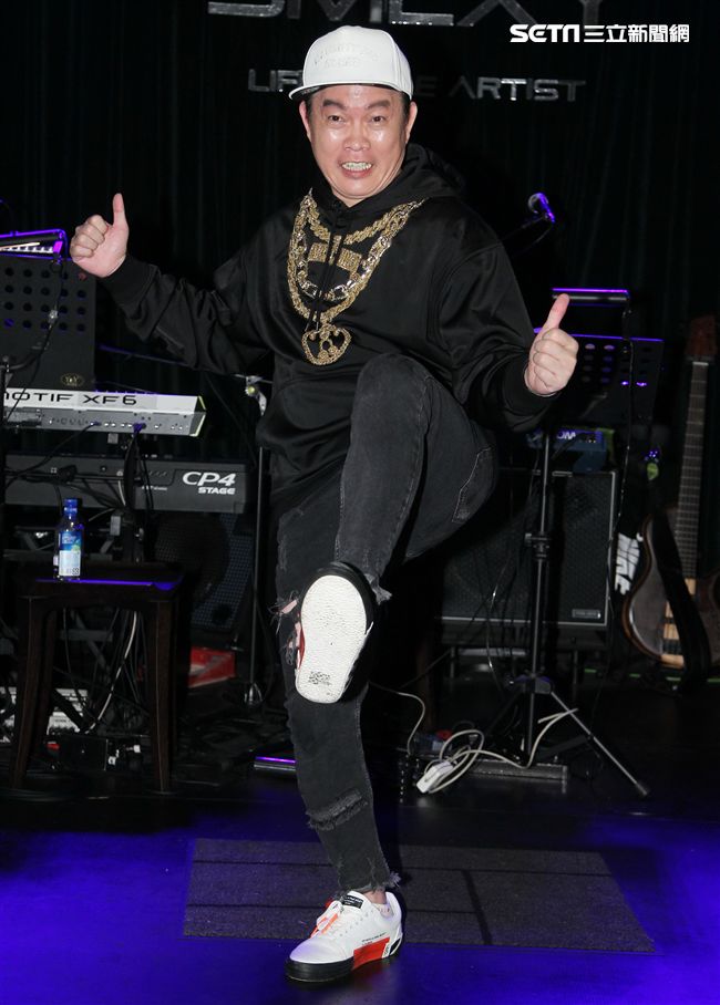 康康的喉嚨才剛好，又發現膝蓋有撕裂傷，（8）日舉辦新歌發表會。（圖／記者邱榮吉攝影）