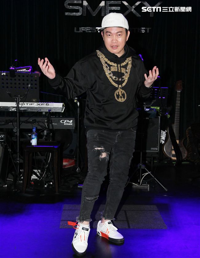 康康的喉嚨才剛好，又發現膝蓋有撕裂傷，（8）日舉辦新歌發表會。（圖／記者邱榮吉攝影）