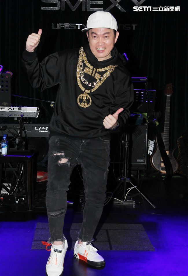 康康的喉嚨才剛好，又發現膝蓋有撕裂傷，（8）日舉辦新歌發表會。（圖／記者邱榮吉攝影）