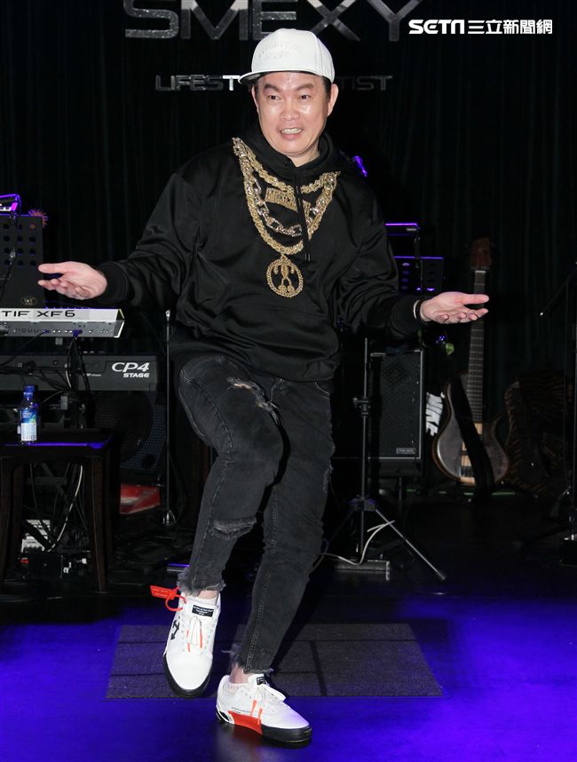 康康的喉嚨才剛好，又發現膝蓋有撕裂傷，（8）日舉辦新歌發表會。（圖／記者邱榮吉攝影）