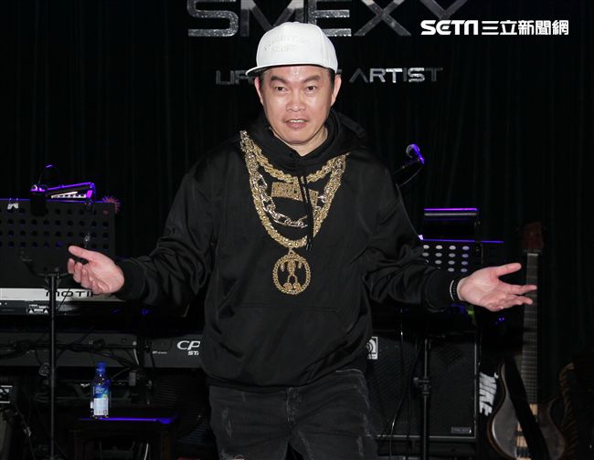 康康的喉嚨才剛好，又發現膝蓋有撕裂傷，（8）日舉辦新歌發表會。（圖／記者邱榮吉攝影）