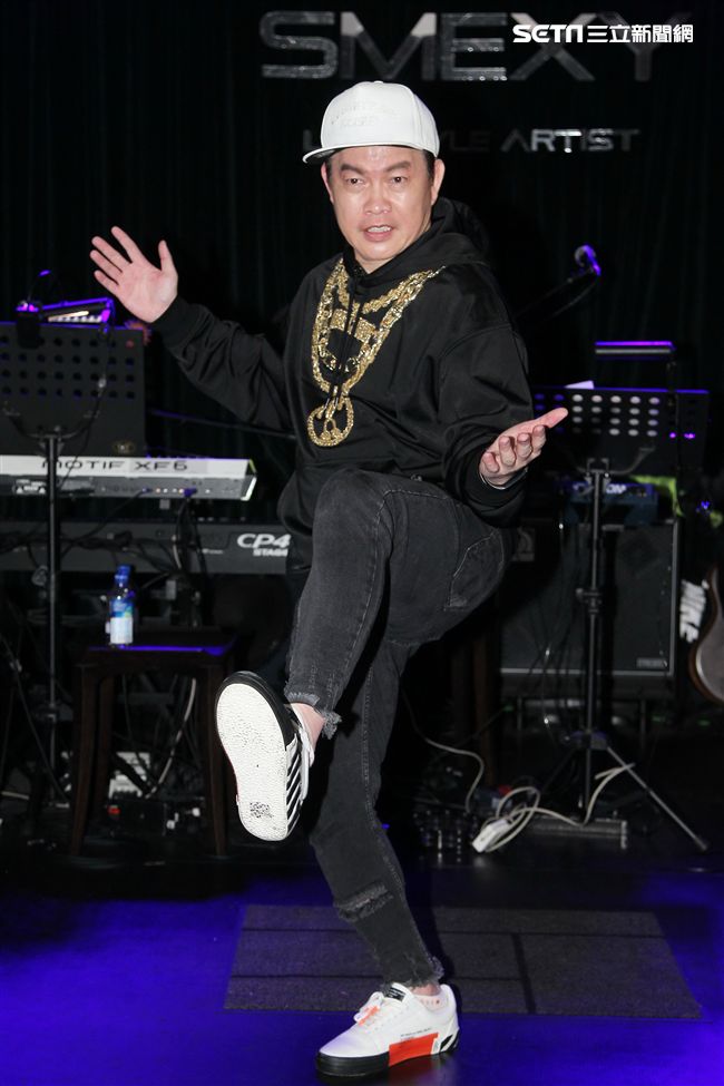 康康的喉嚨才剛好，又發現膝蓋有撕裂傷，（8）日舉辦新歌發表會。（圖／記者邱榮吉攝影）