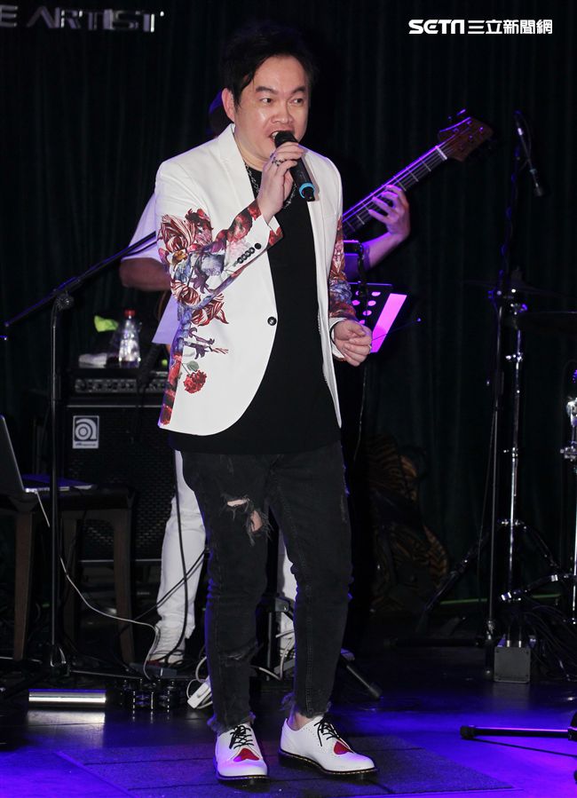 康康的喉嚨才剛好，又發現膝蓋有撕裂傷，（8）日舉辦新歌發表會。（圖／記者邱榮吉攝影）
