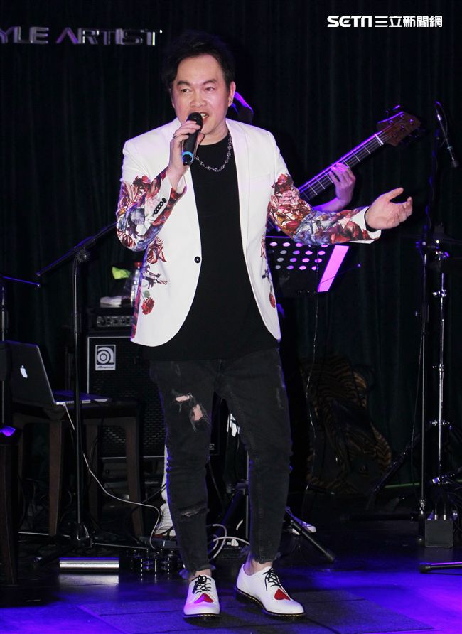 康康的喉嚨才剛好，又發現膝蓋有撕裂傷，（8）日舉辦新歌發表會。（圖／記者邱榮吉攝影）